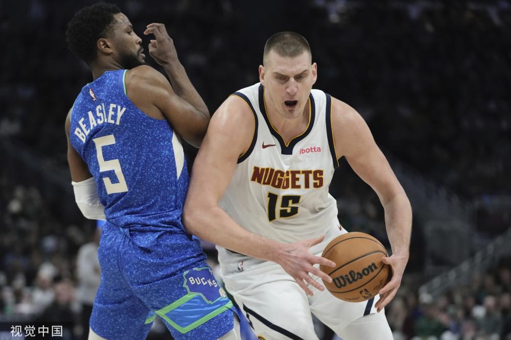 他年轻且充 他年轻且充